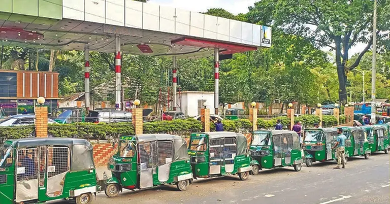 সিএনজি স্টেশনে দীর্ঘ লাইন